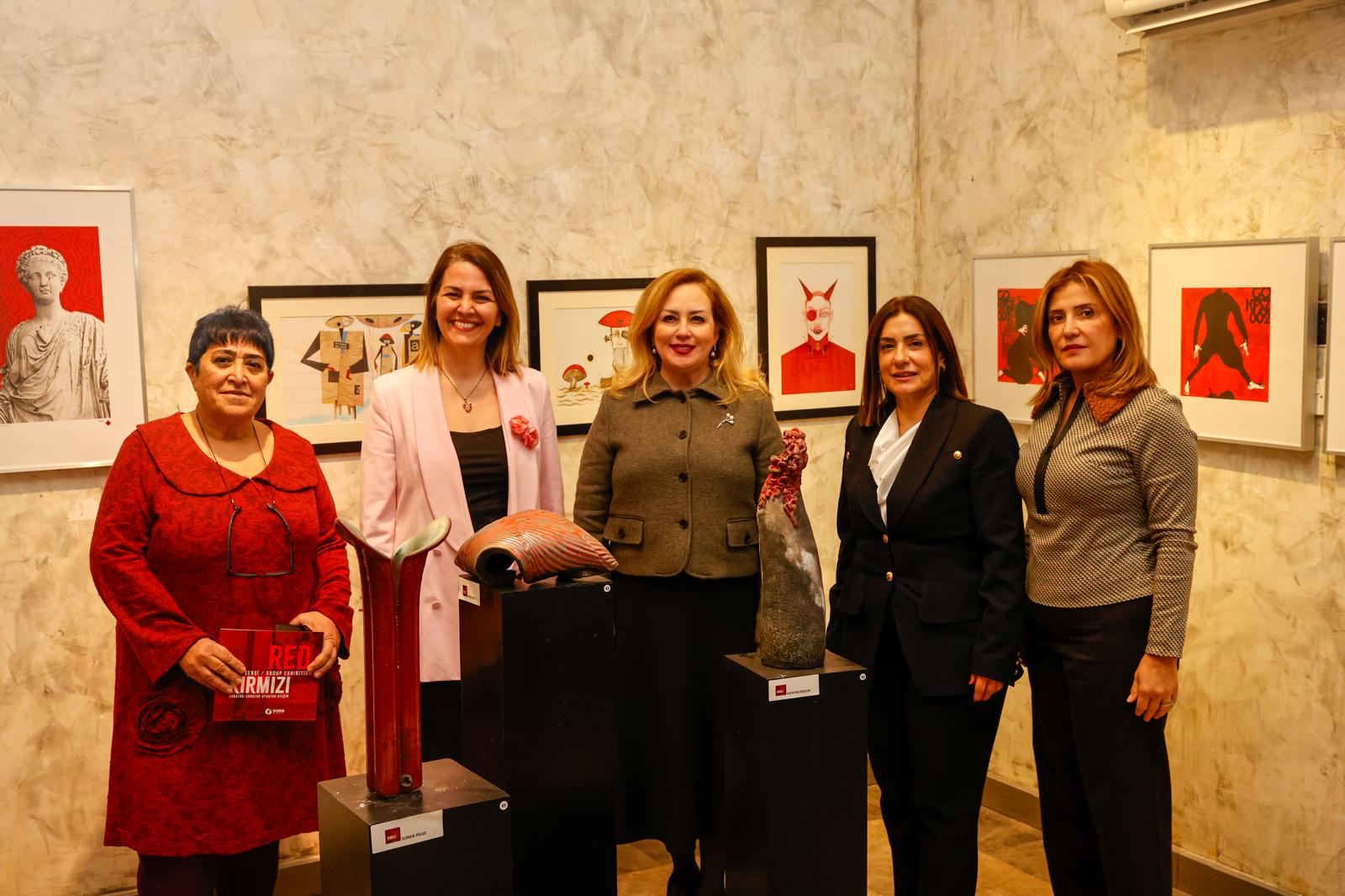 Sibel Tatar, “Kırmızı” konseptli uluslararası karma sergisini ziyaret etti