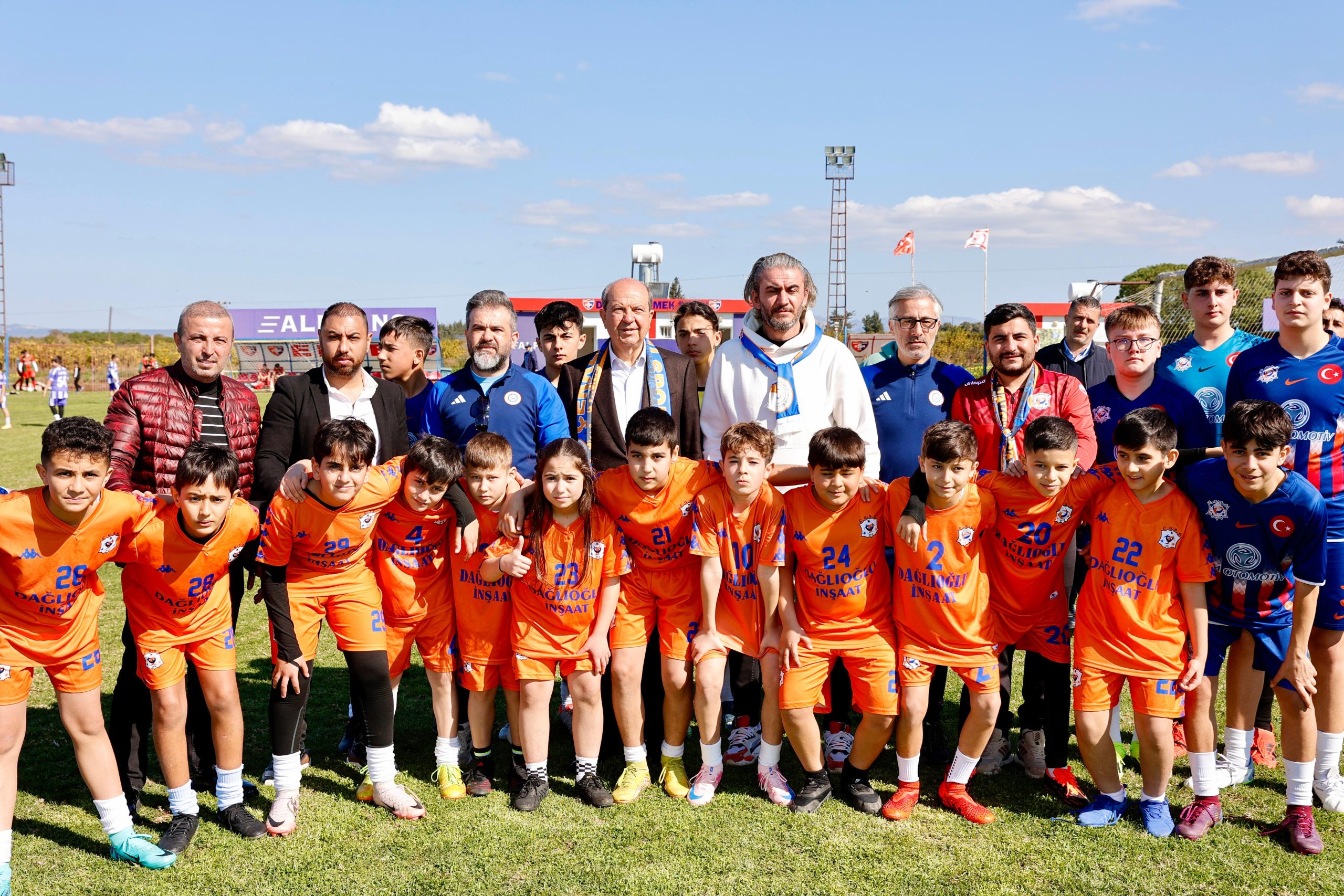 Cumhurbaşkanı Ersin Tatar, Şampiyon Melekler Futbol Anı Turnuvası’nı izledi