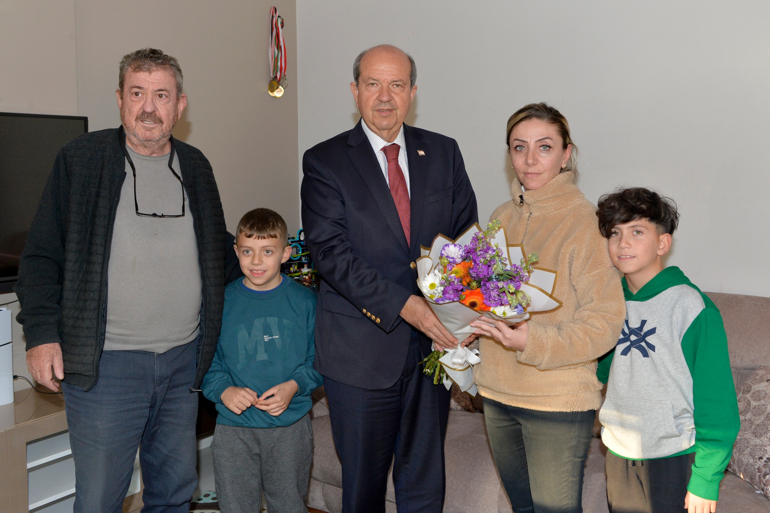 Cumhurbaşkanı Tatar, 6 Şubat depreminde hayatını kaybeden vatandaşların ailelerini ziyaret etti
