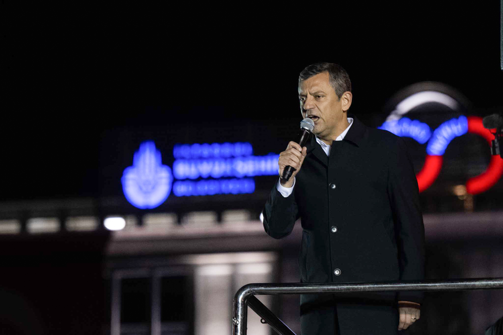 Özgür Özel, Saraçhane’deki İBB binası önünde toplananlara hitap etti