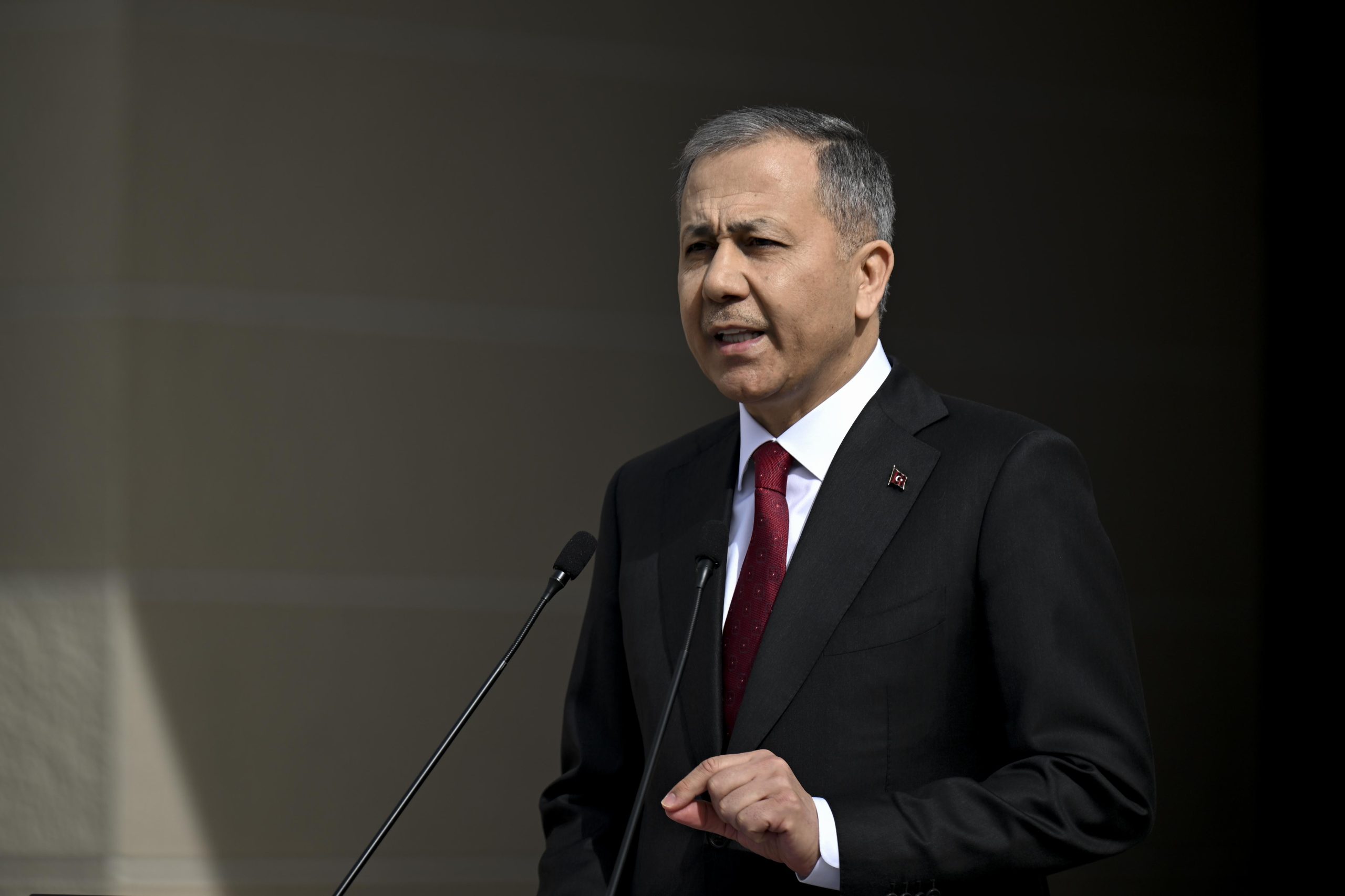 Türkiye İçişleri Bakanı Yerlikaya: “1879 şüpheli gözaltına alındı, 260’ı tutuklandı”