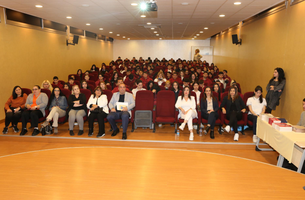 Gazeteci Yazar Başaran Düzgün Lefkoşa Türk Lisesi öğrencileri ile bir araya geldi