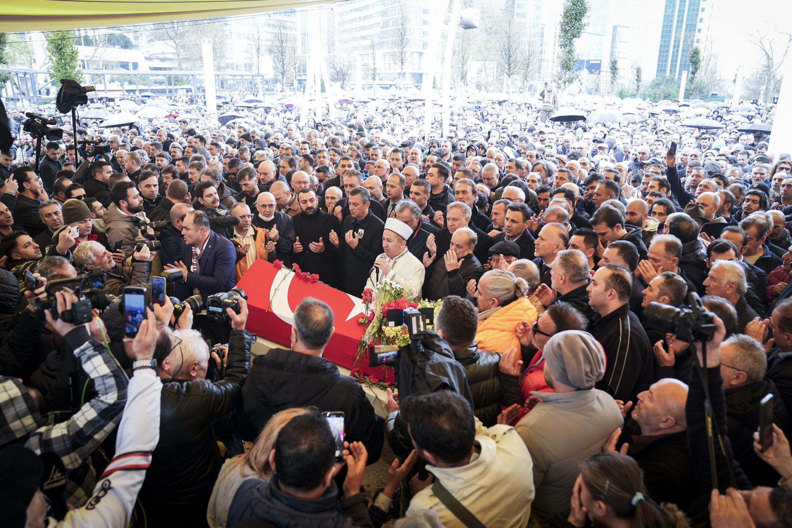 Sanatçı Volkan Konak son yolculuğuna uğurlanıyor