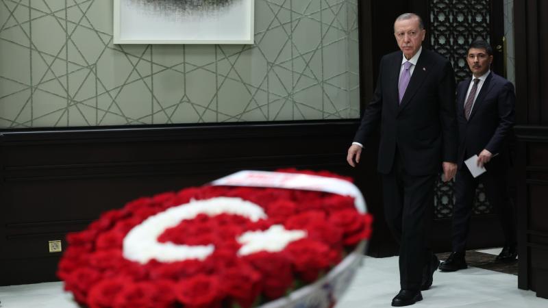 Bahçeli, Kabine Toplantısı’na “ay-yıldız” motifli 102 gül gönderdi