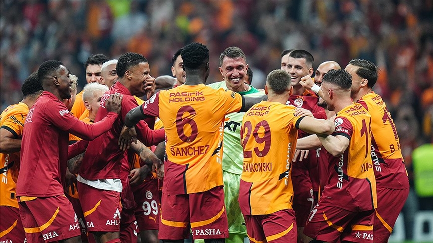 Galatasaray şampiyonluğunu ilan ederek beşinci yıldızı taktı, KKTC’de taraftarlar sokaklara döküldü