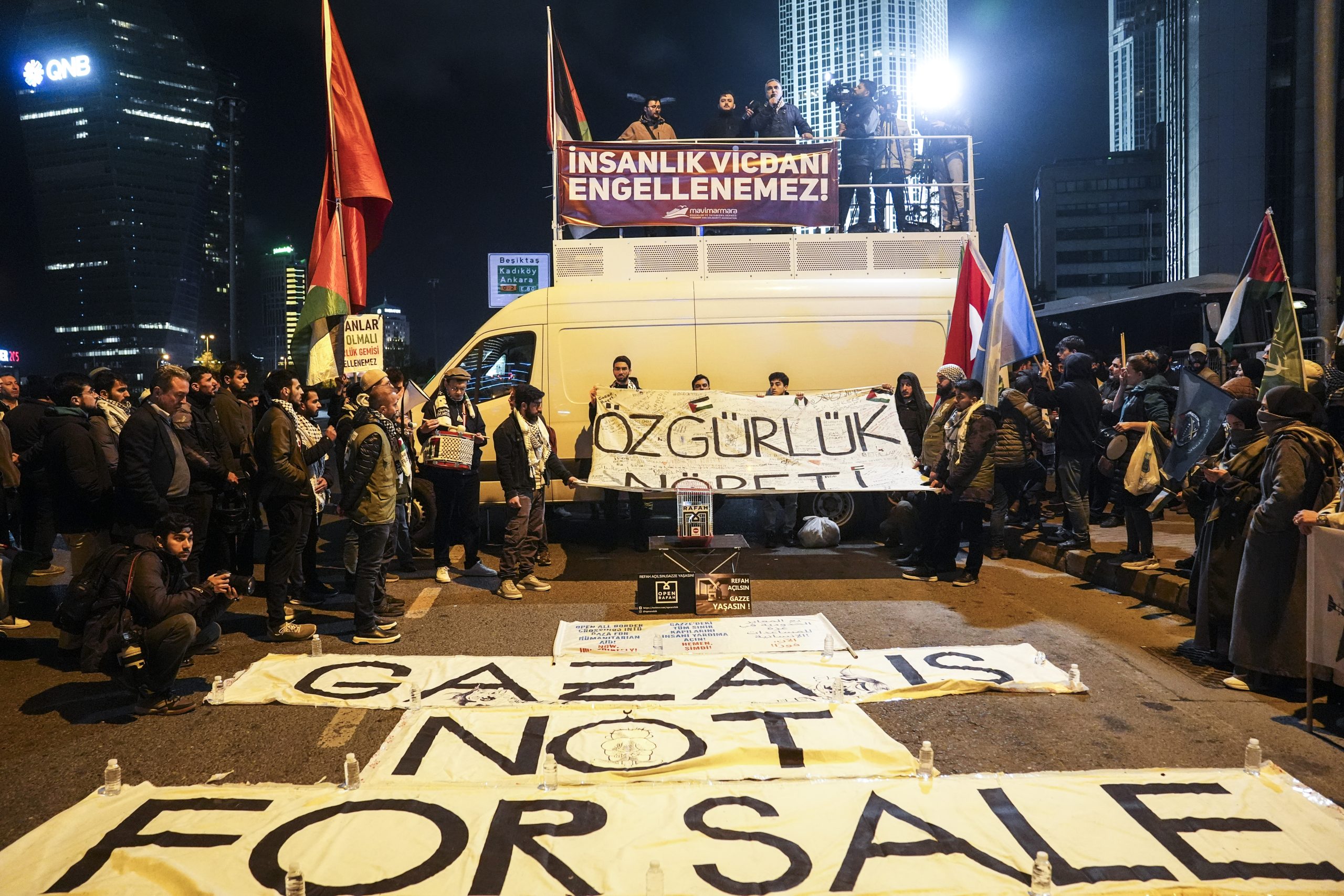 Gazze’ye yardım için yola çıkan gemiye saldırı İstanbul’da protesto edildi