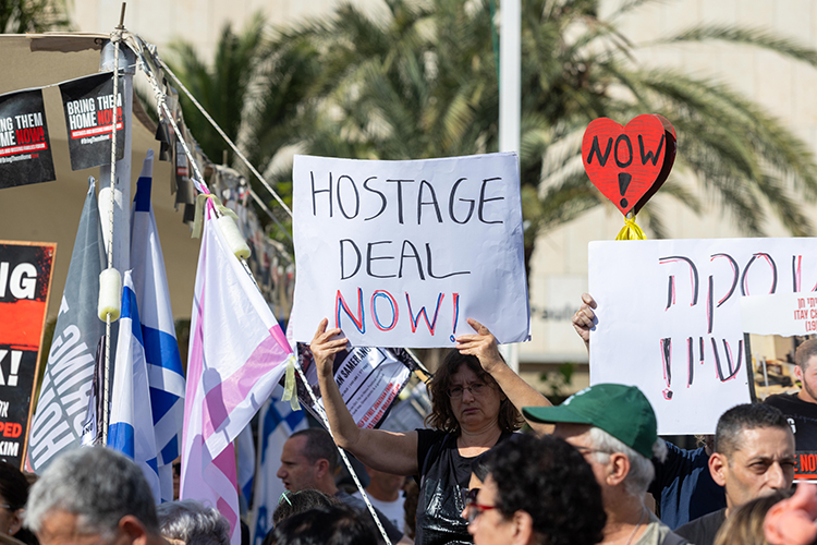 İsrail’in Gazze’ye saldırılarının 600. gününde esir yakınları, anlaşma talebiyle Tel Aviv’de yol kapattı