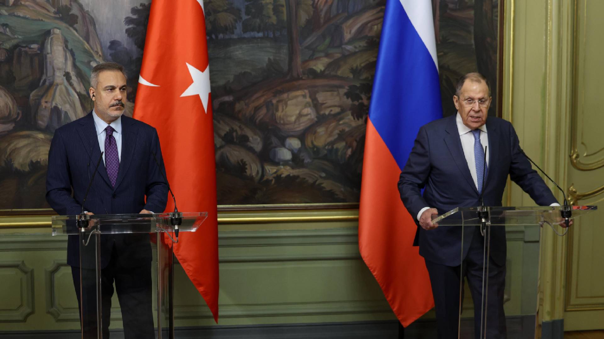 Lavrov: “Ukrayna ile müzakerelerin ikinci turu için yine Türk dostlarımıza başvurabiliriz. İstanbul çok güzeldi”