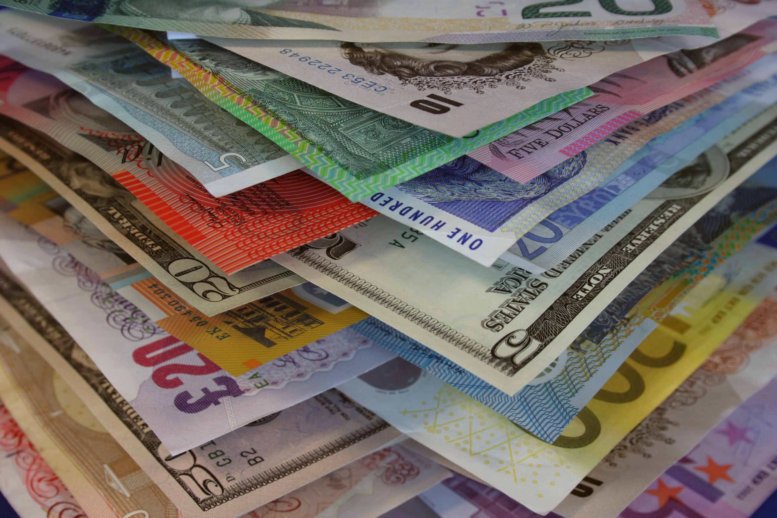 Sterlin 52.85 TL, dolar 39,23 TL, euro 44,50 TL’den işlem görüyor