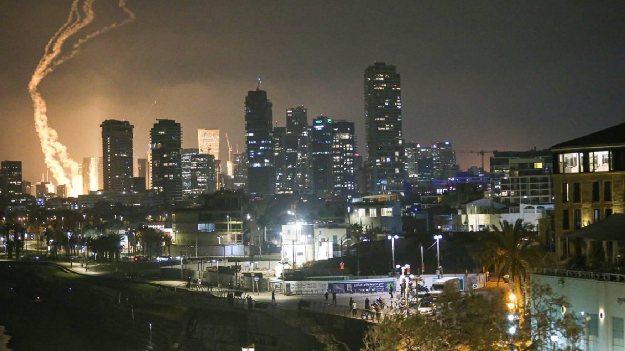 İran’dan atılan füzeler Tel Aviv, Ramat Gan ve Rishon Lezion’da hasara yol açtı