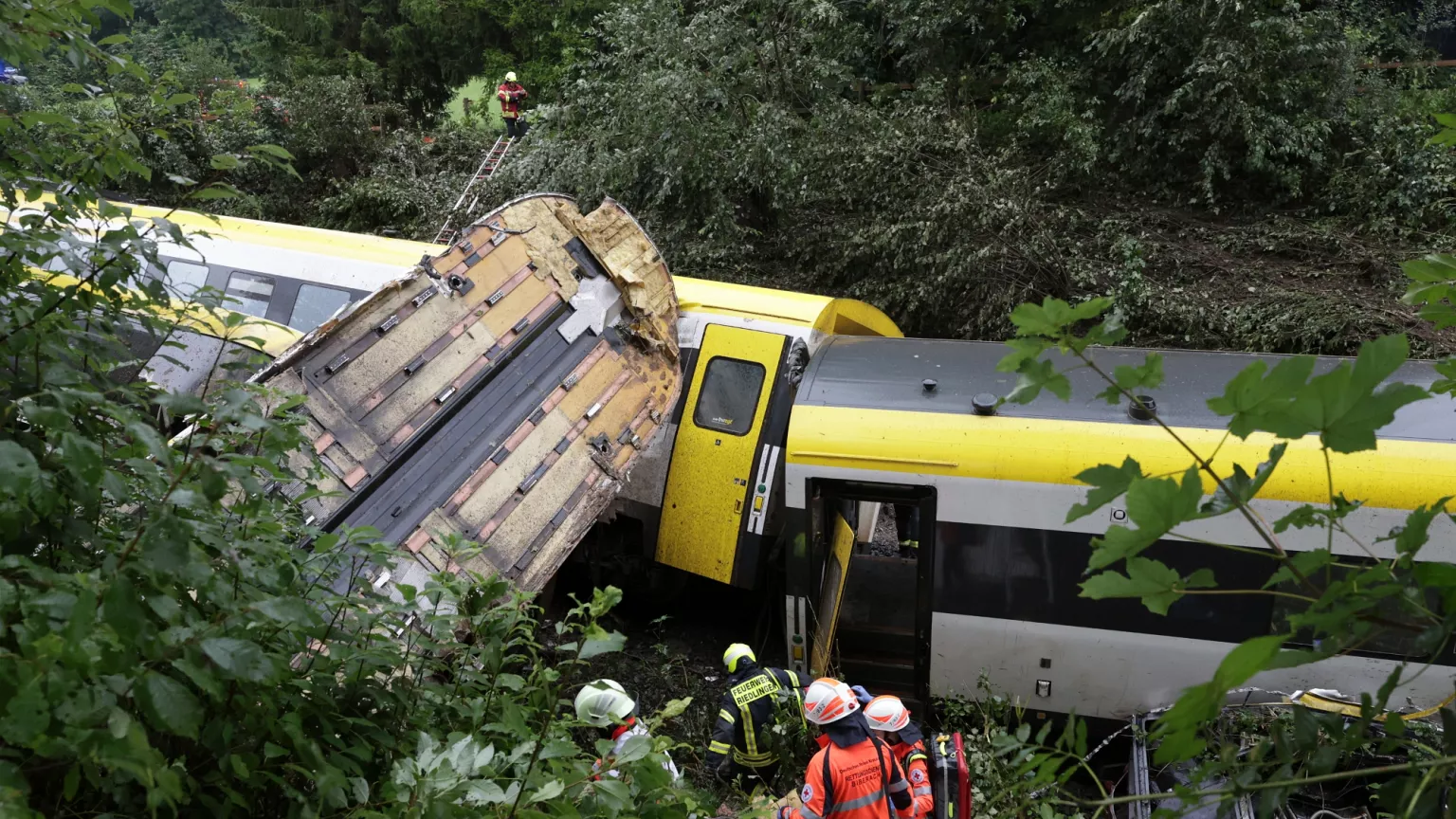Almanya’da yolcu treni raydan çıktı: Üç kişi öldü