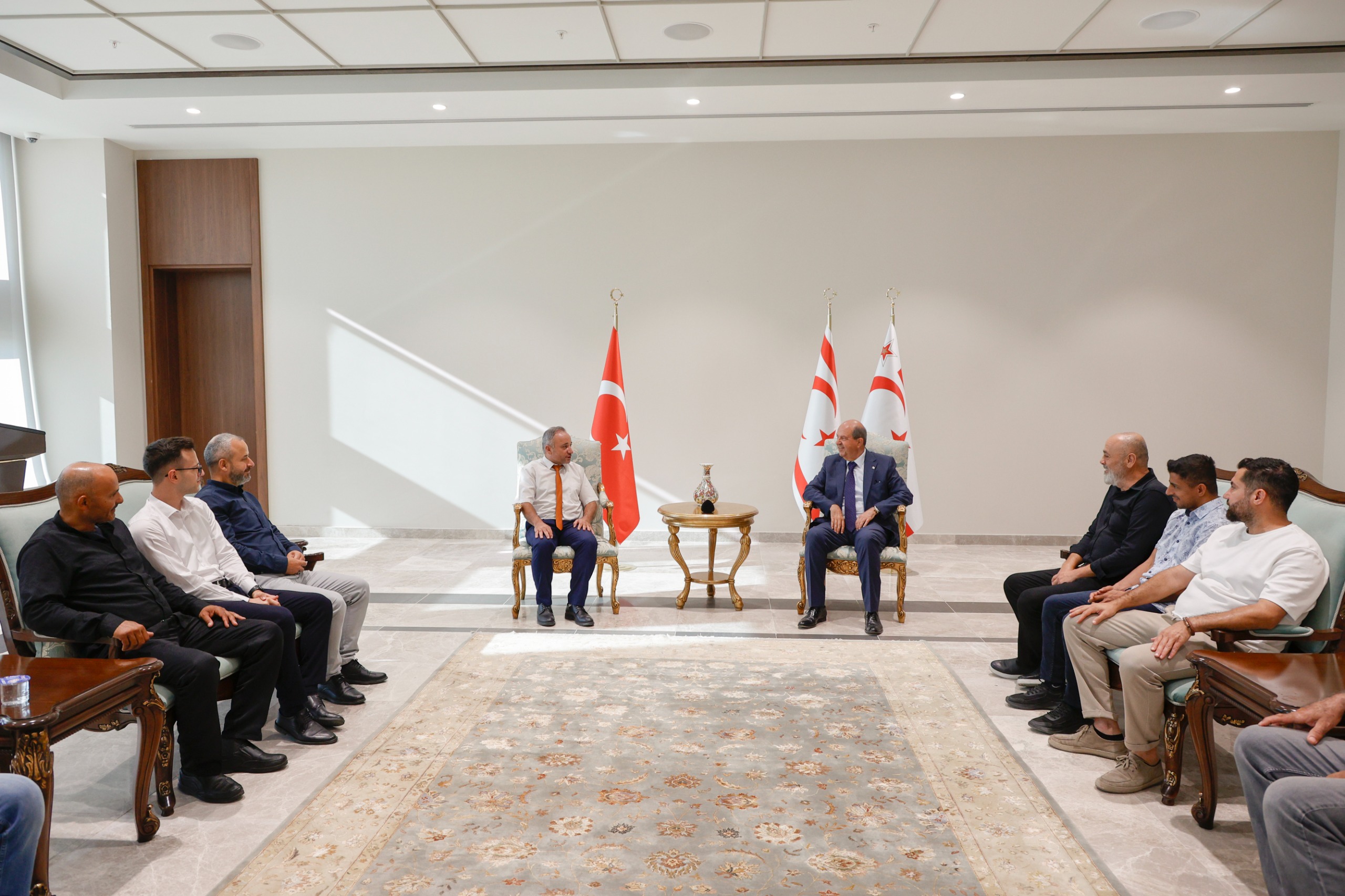Cumhurbaşkanı Tatar, Güzelyurt Milli ve Manevi Değerleri Koruma Derneği heyetini kabul etti