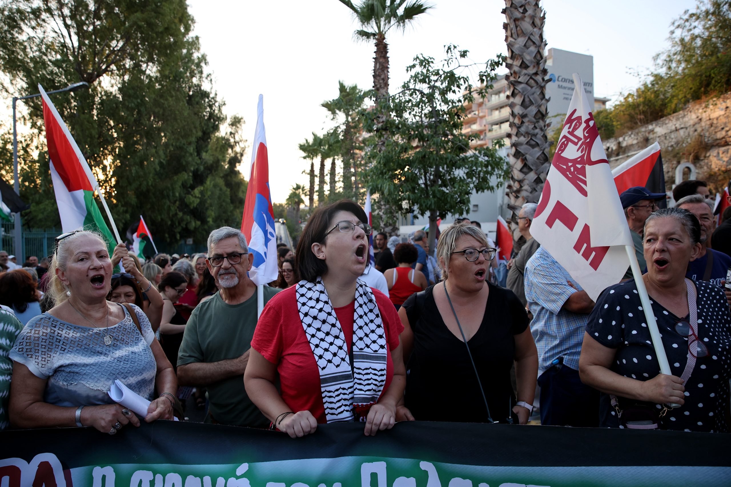 Yunanistan’da Filistin destekçileri, Pire Limanı’nda İsraillileri taşıyan gemiyi protesto etti