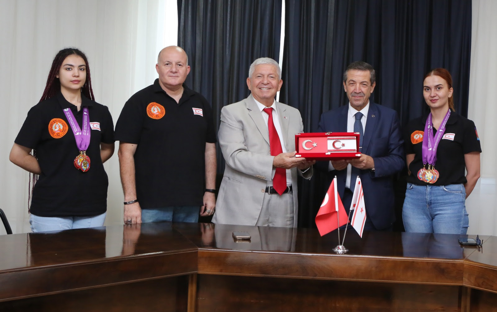 Dışişleri Bakanı Ertuğruloğlu, Gökbilen ve milli sporcuları kabul etti