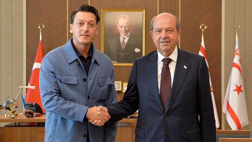 Eski futbolcu Mesut Özil Cumhurbaşkanı Tatar’ı ziyaret etti