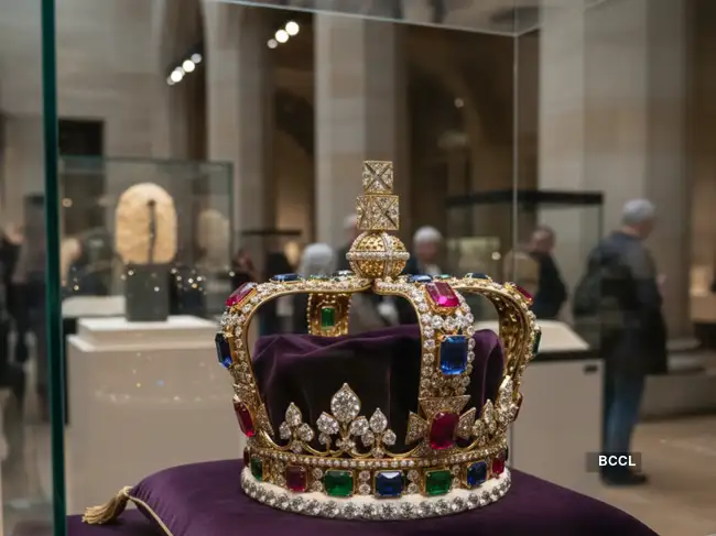 Louvre Müzesi soygunu: İmparatoriçe Eugenie’nin paha biçilmez tacı müzenin dışında kırık şekilde bulundu