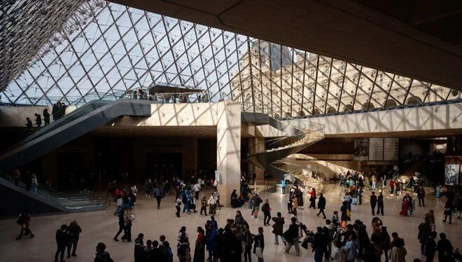 Louvre Müzesi soyuldu: Hırsızlar mücevherleri çalıp kaçtı