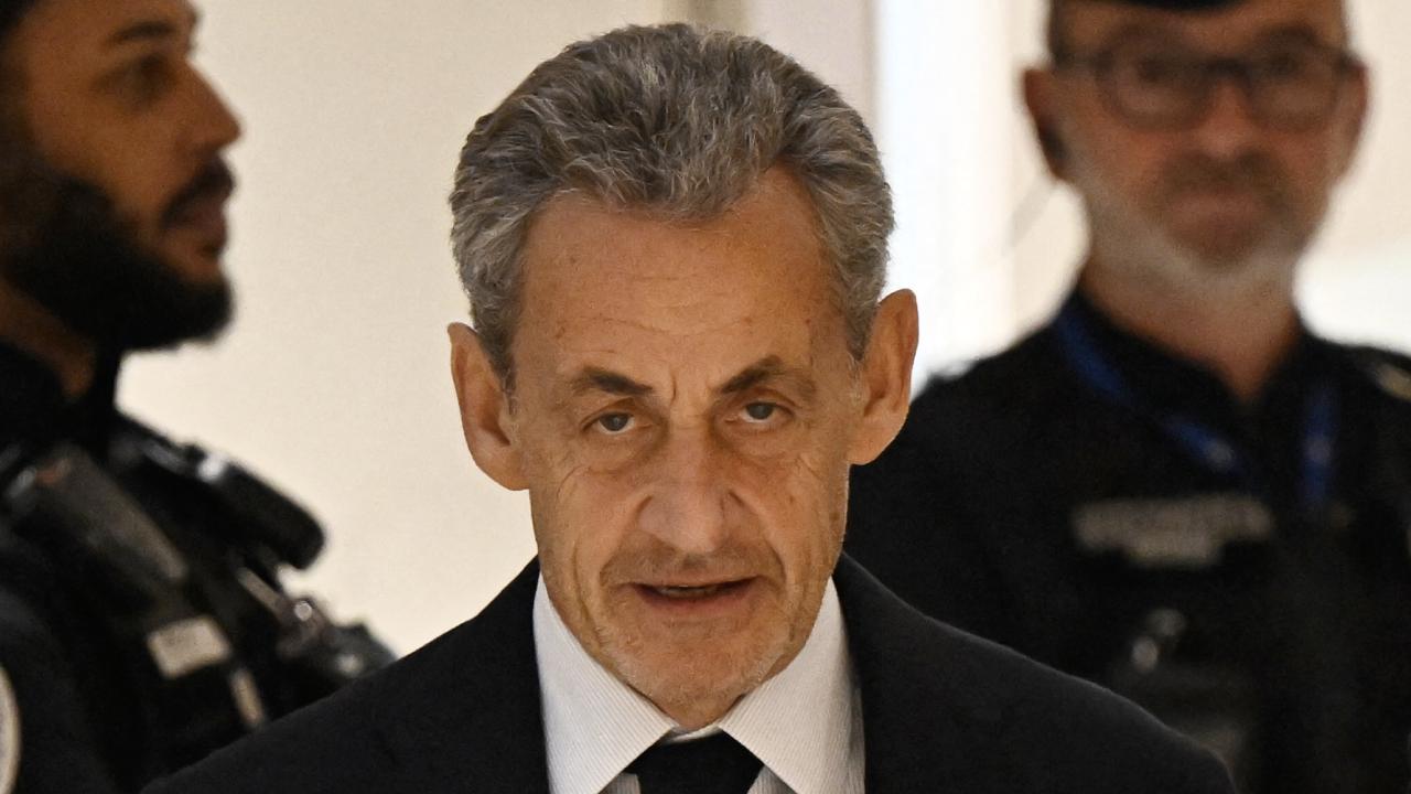 Fransa’da mahkeme eski Cumhurbaşkanı Sarkozy’nin adli kontrol şartıyla serbest bırakılmasına hükmetti
