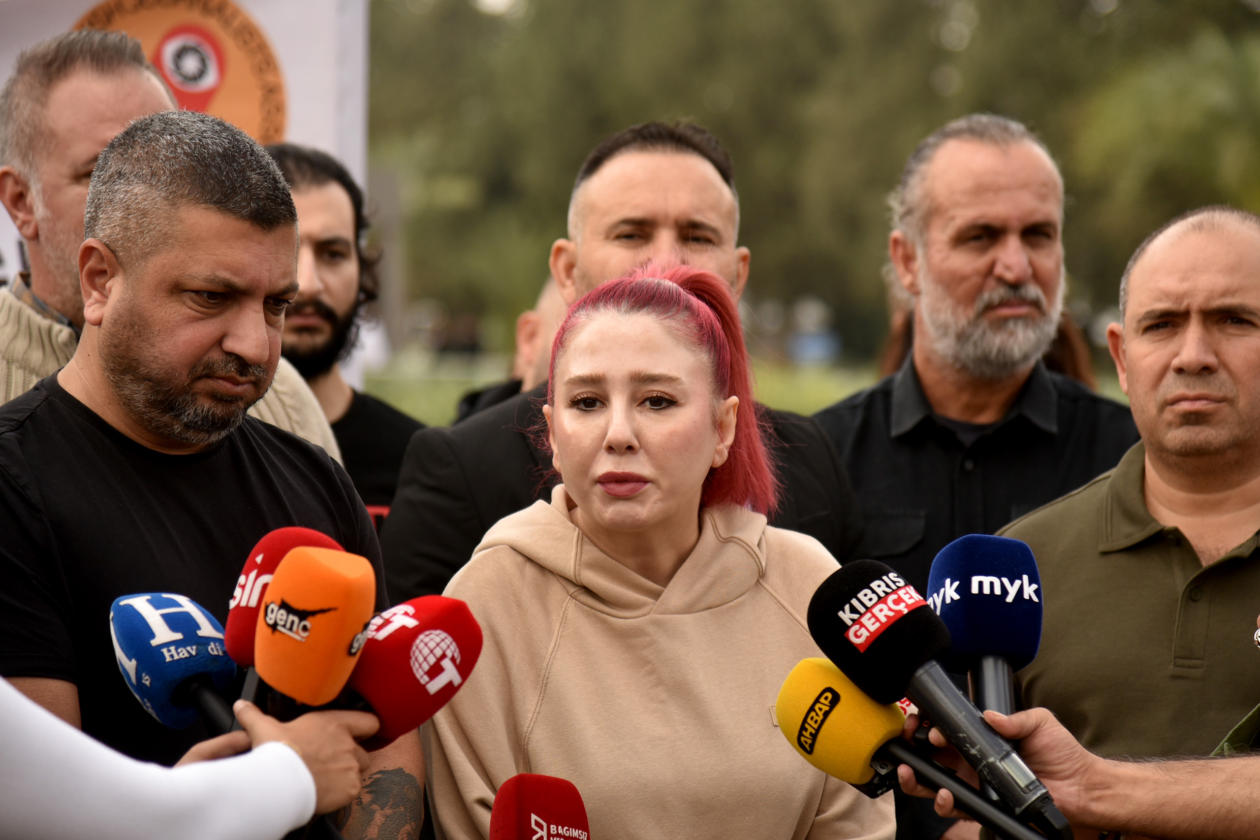 Gazeteci Pınar Barut tehdit edildiği gereçkesiyle eylem düzenledi