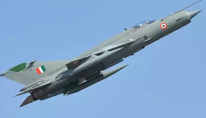 Hindistan’da orduya ait eğitim uçağı düştü