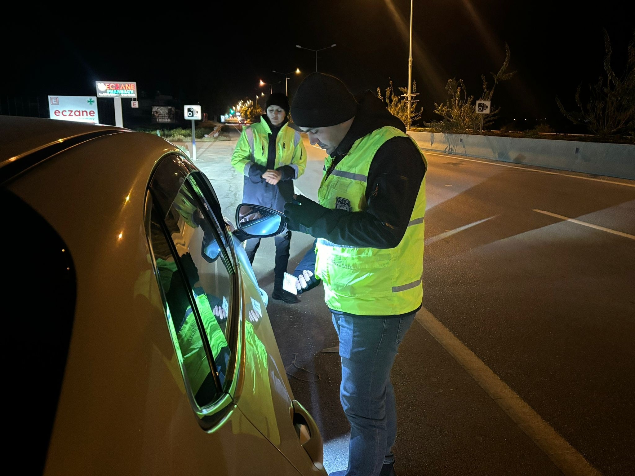 Trafik denetimlerinde 380 sürücü rapor edildi, üç sürücü tutuklandı