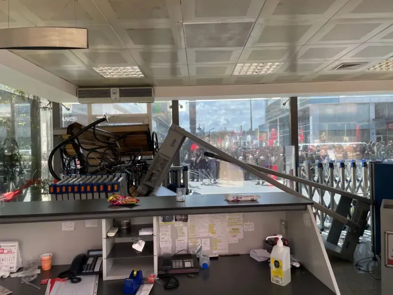 Emniyet ekipleri, CHP Genel Merkezi'ne girdi