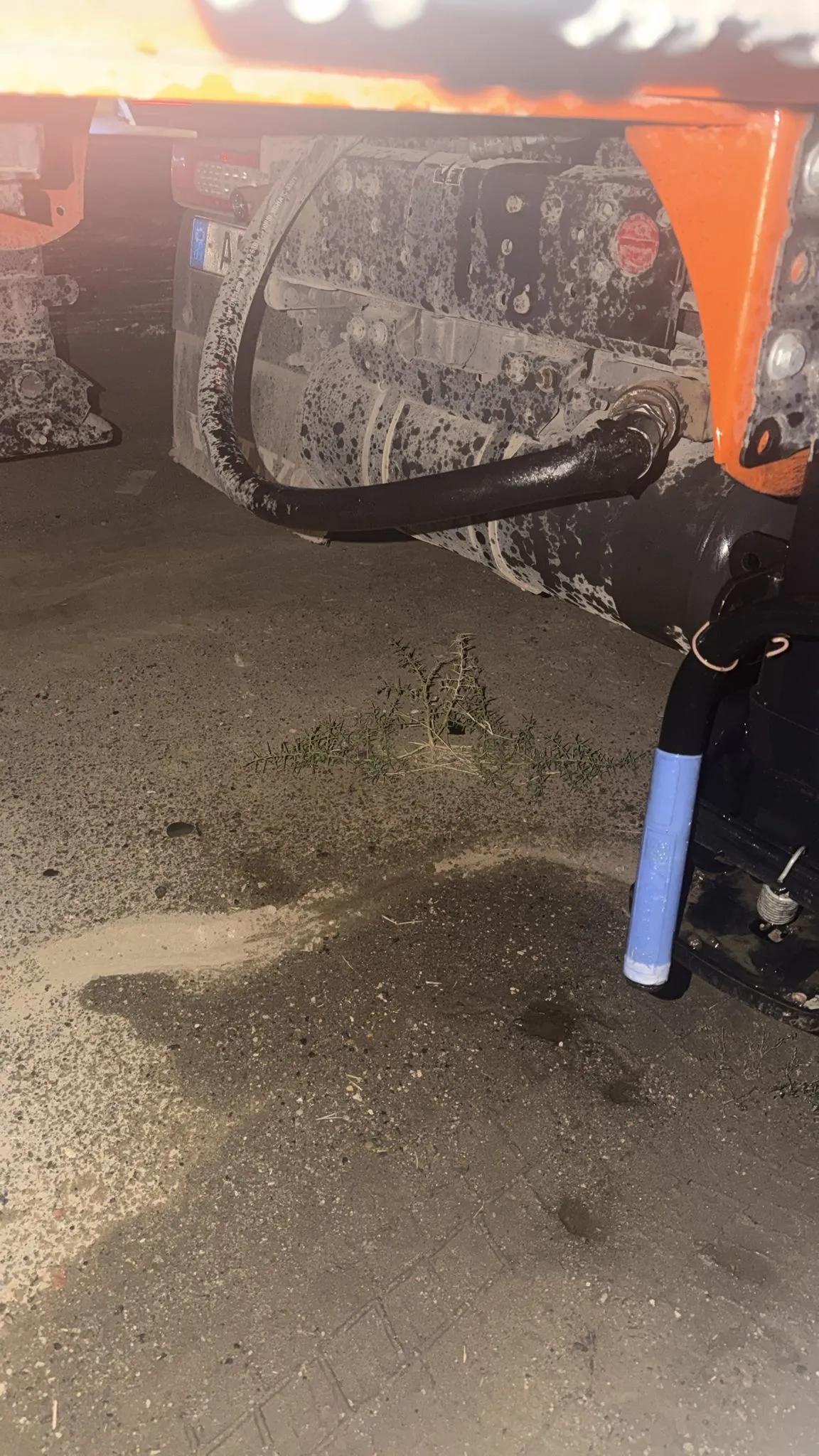 Yola atık madde döken araç sürücüsü rapor edildi