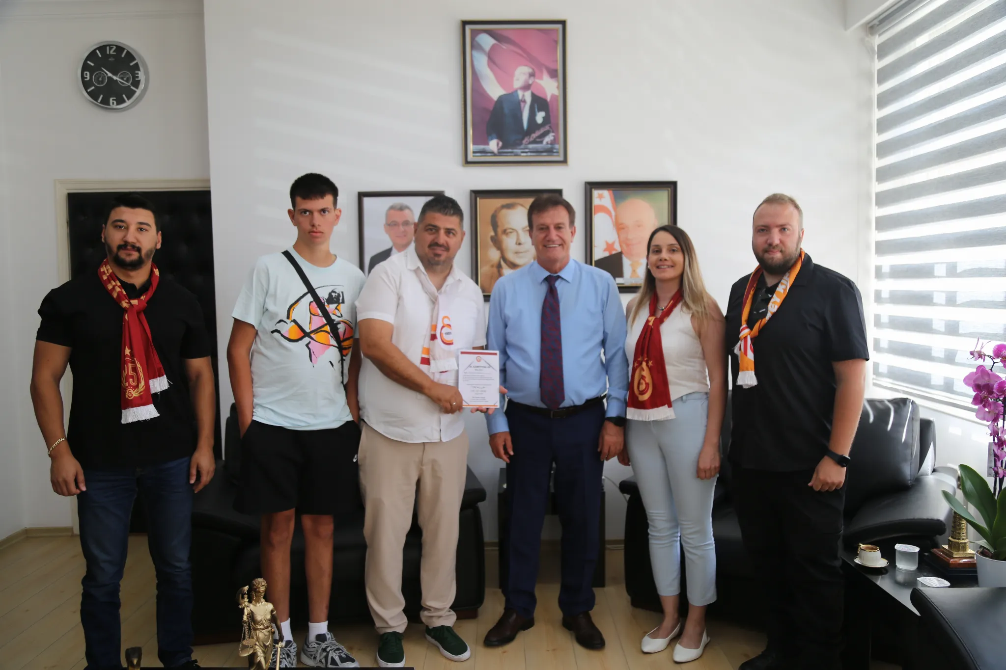 Bayındırlık ve Ulaştırma Bakanı Arıklı KKTC Galatasaraylılar Derneği'ni kabul etti