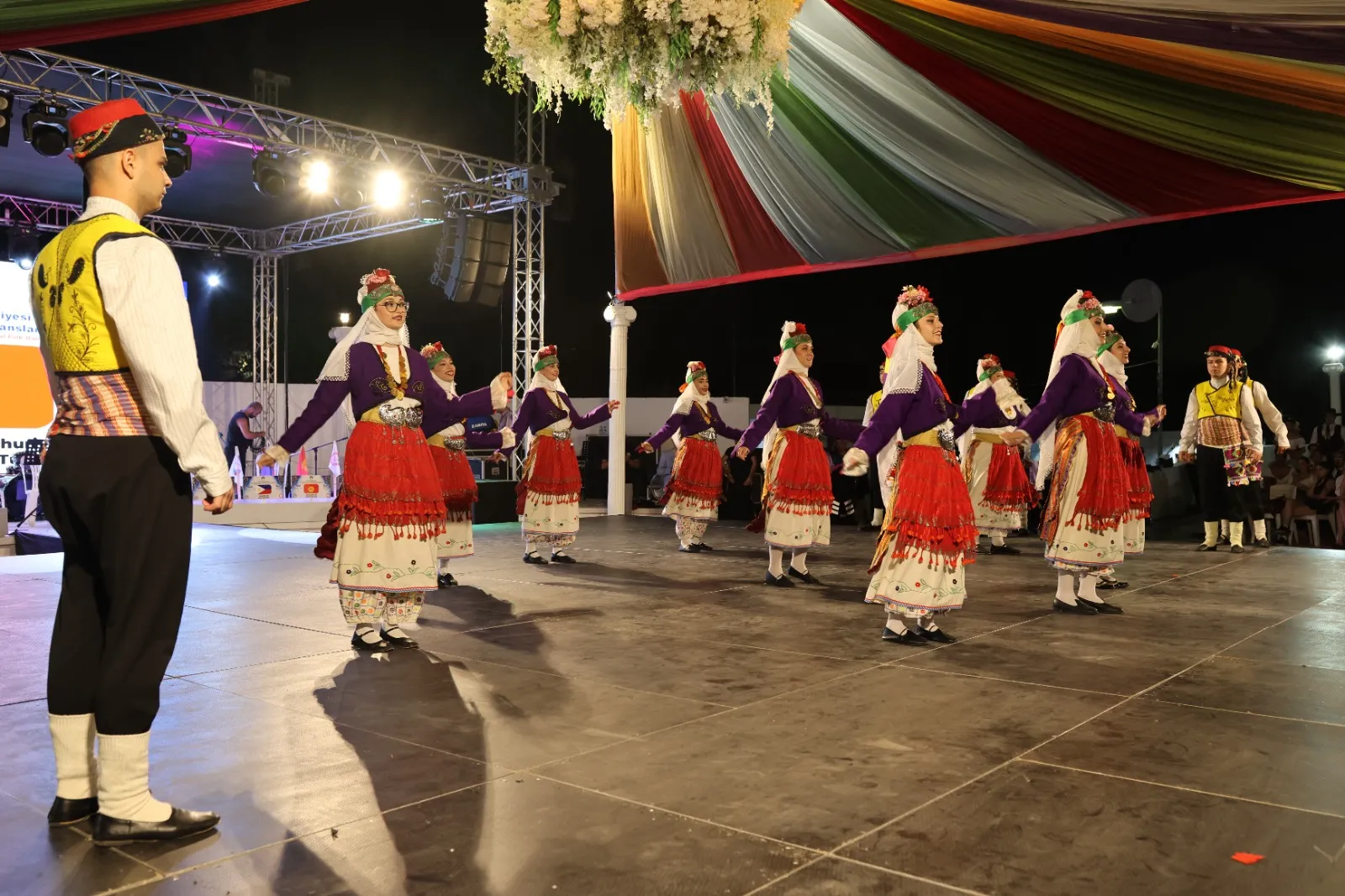 İskele Belediyesi Uluslararası Halk Dansları Festivali'de tanıtım gösterileri sunuldu