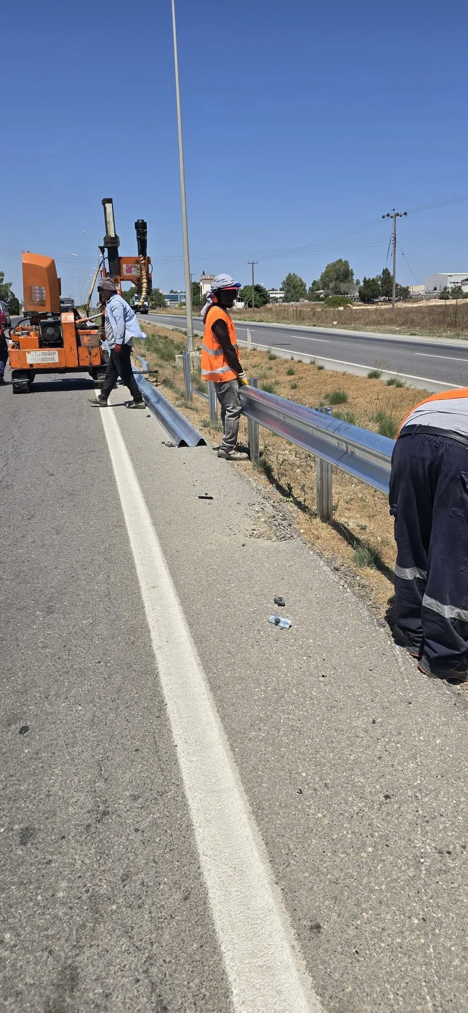 Lefkoşa-Güzelyurt ana yolunda oto korkuluk çakım işleri başladı