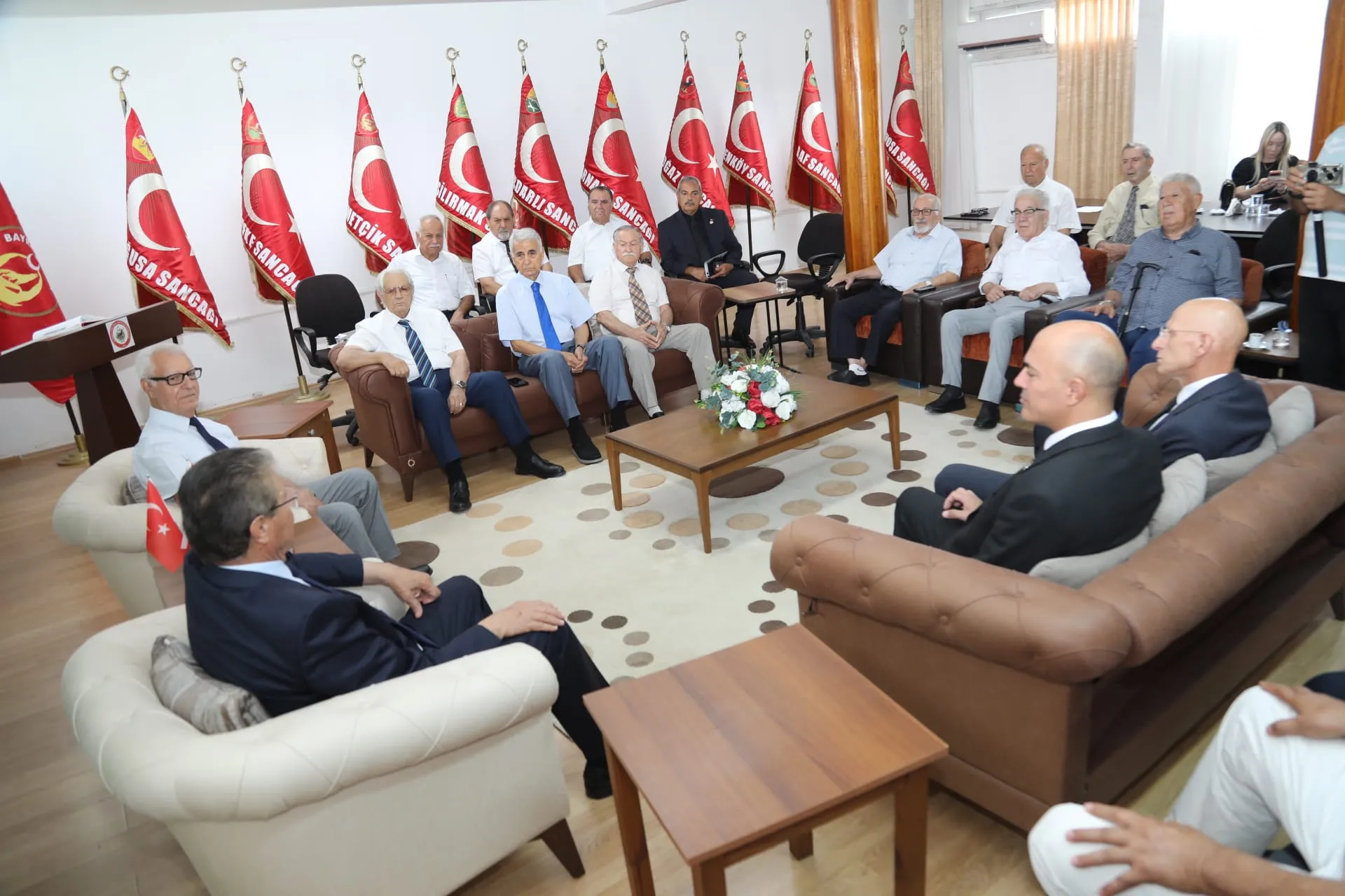 Başbakan Üstel, Kıbrıs TMT Mücahitler Derneği'ni ziyaret etti