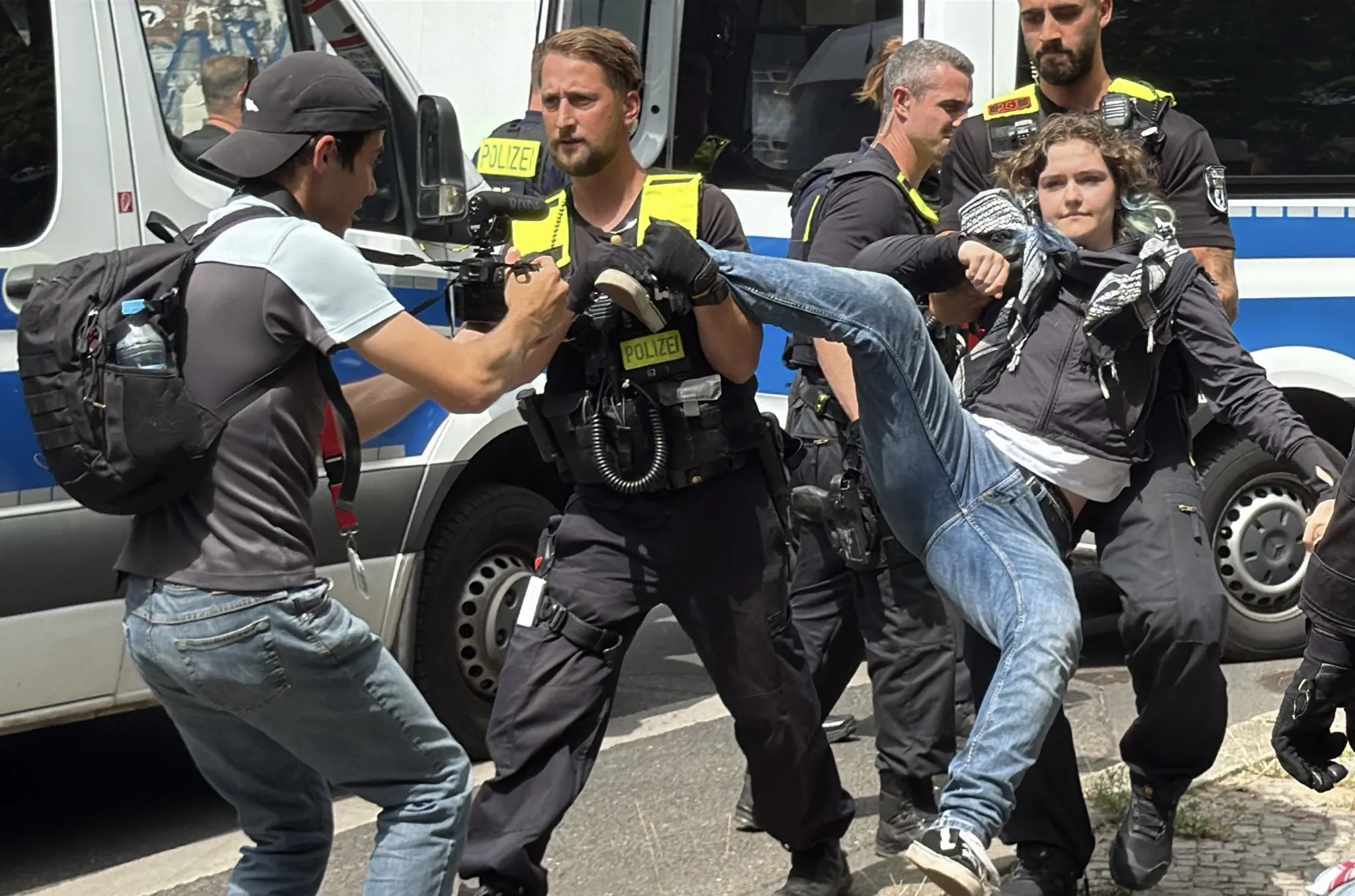 Berlin'de, İsrail'e mühimmat üreten şirketi protesto eden aktivistlere polisten sert müdahale