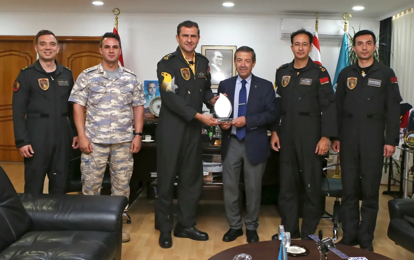 Dışişleri Bakanı Ertuğruloğlu, SOLOTÜRK pilotlarını kabul etti