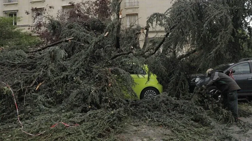 Fransa'da fırtına nedeniyle 2 kişi öldü, 53 bin hane elektriksiz kaldı