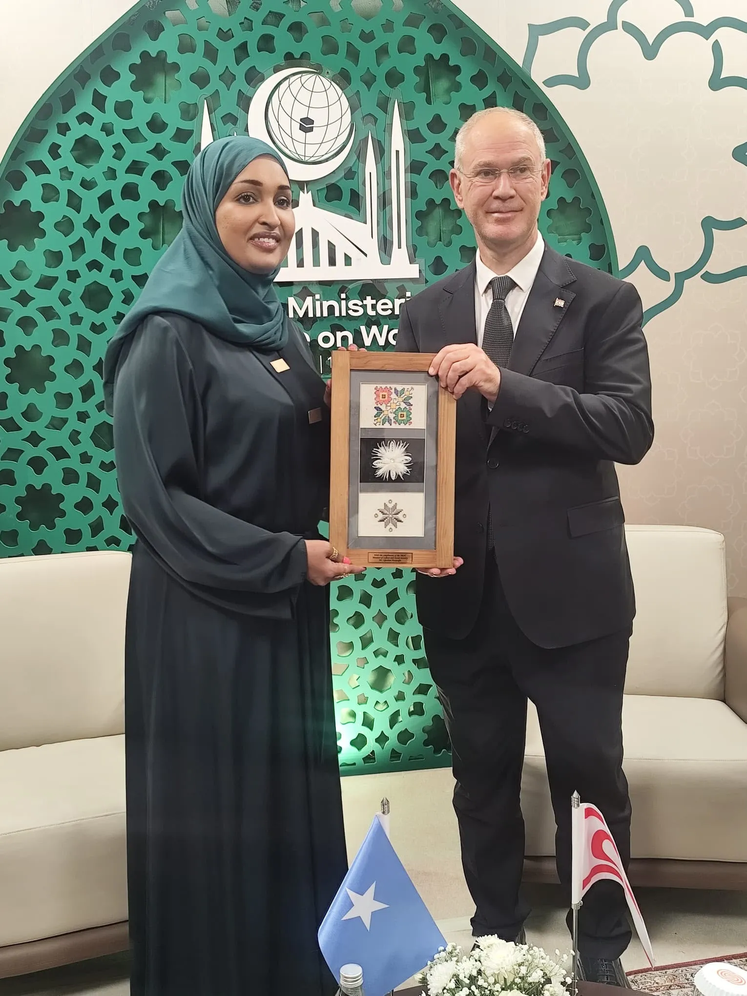 Hasipoğlu, Somali Aile ve İnsan Hakları Bakanı Makhzoumi ile görüştü