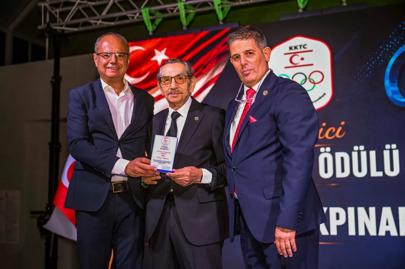 Milli Olimpiyat Komitesi spora katkı sağlayan isimleri ödüllendirdi