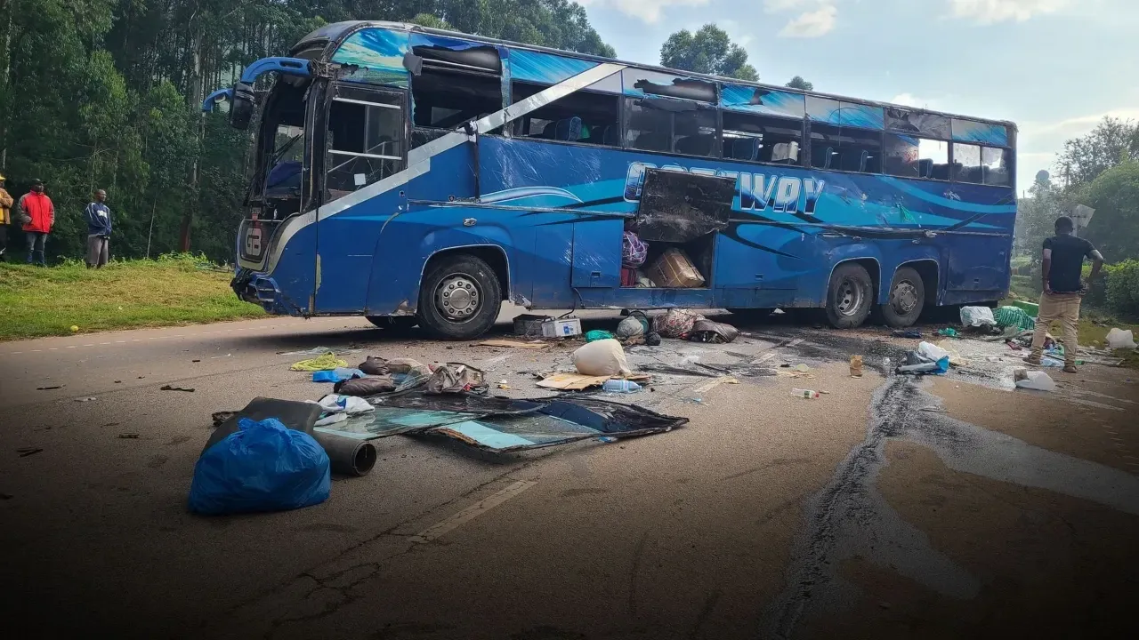 Nijerya'da kamyon ile yolcu otobüsünün çarpıştığı kazada 18 kişi öldü