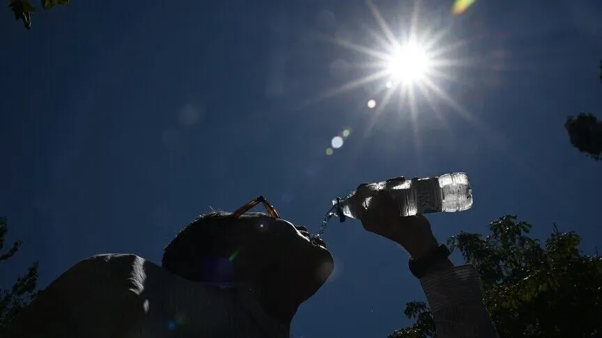 Yeni sıcak hava dalgasının etkisi altına giren Fransa'da 61 vilayette "turuncu" alarm verildi