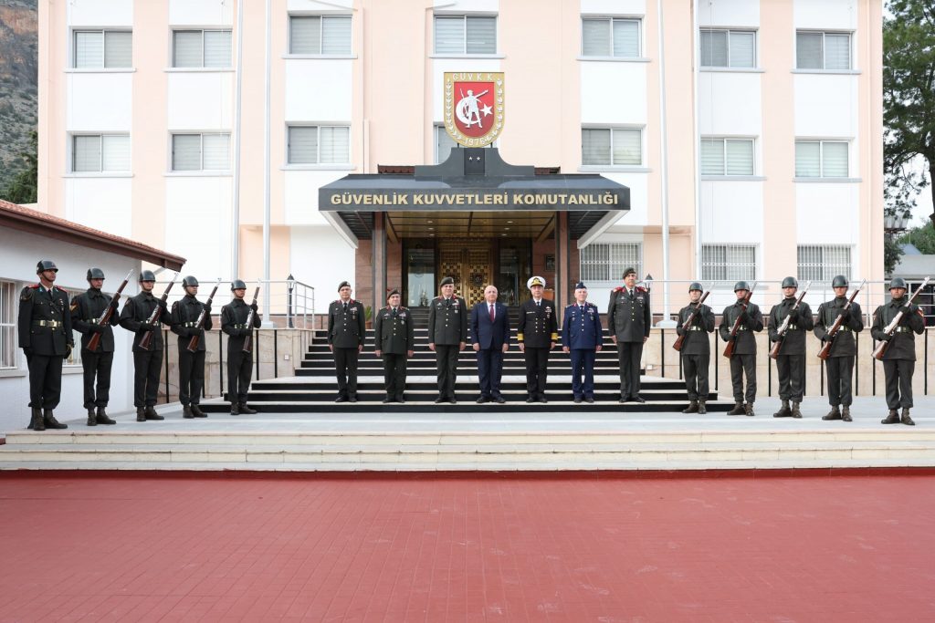 
                        Türkiye Milli Savunma Bakanı Güler, KKTC’de Boğaz Şehitliğini ziyaret etti        