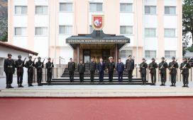 
                        Türkiye Milli Savunma Bakanı Güler, KKTC’de Boğaz Şehitliğini ziyaret etti        