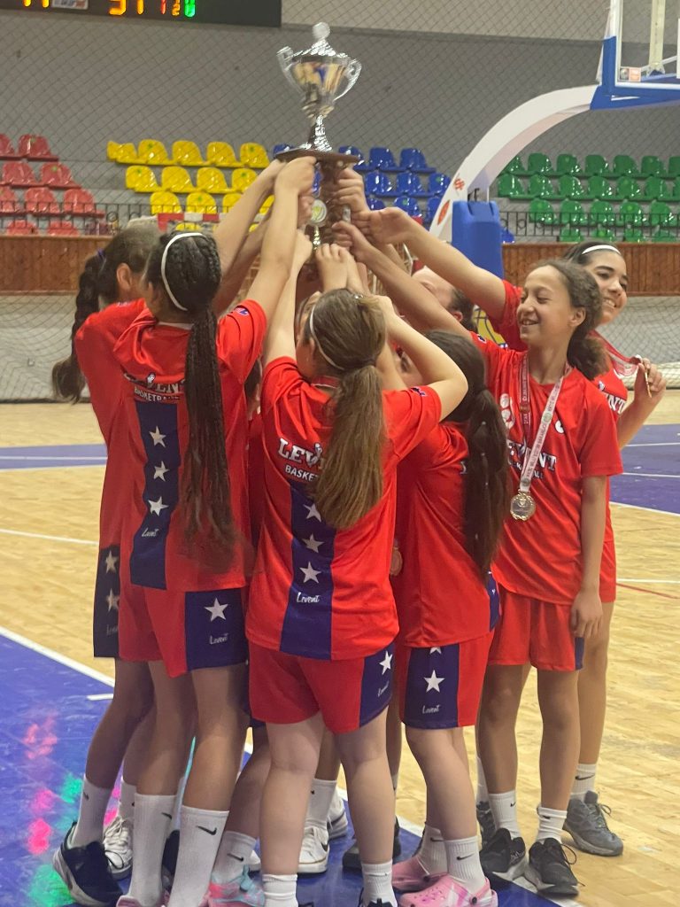 Levent İlkokulu kız ve erkek basketbol takımları çifte şampiyonluk yaşadı