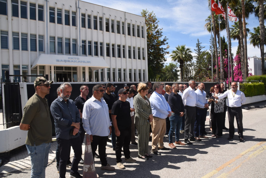 Başbakanlık önünde Cezaevi hakkında basın açıklaması yapan KTAMS ve Kamu-İş, Başbakanlık'tan söz aldı 
